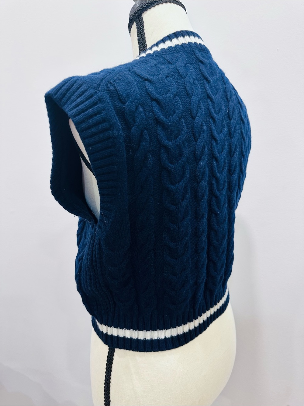 Sunday Best ARITZIA Navy Blue Cable-Knit V-Neck Sweater Vest Merino Wool Size XS - Picture 5 of 11